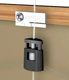 Trådstabilisator för tavelhängning Galleriskena, närbild trådstabilisator på ram - Galleriskena